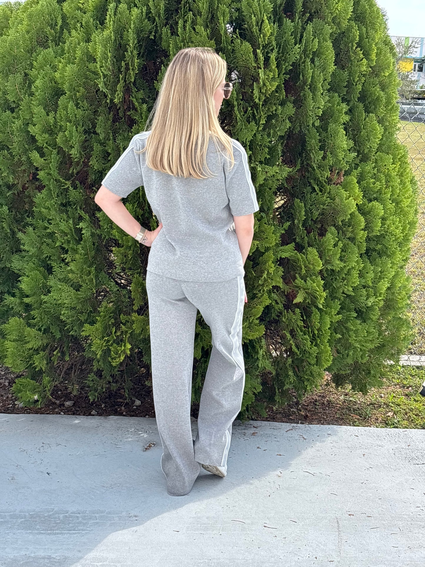 Conjunto deportivo gris