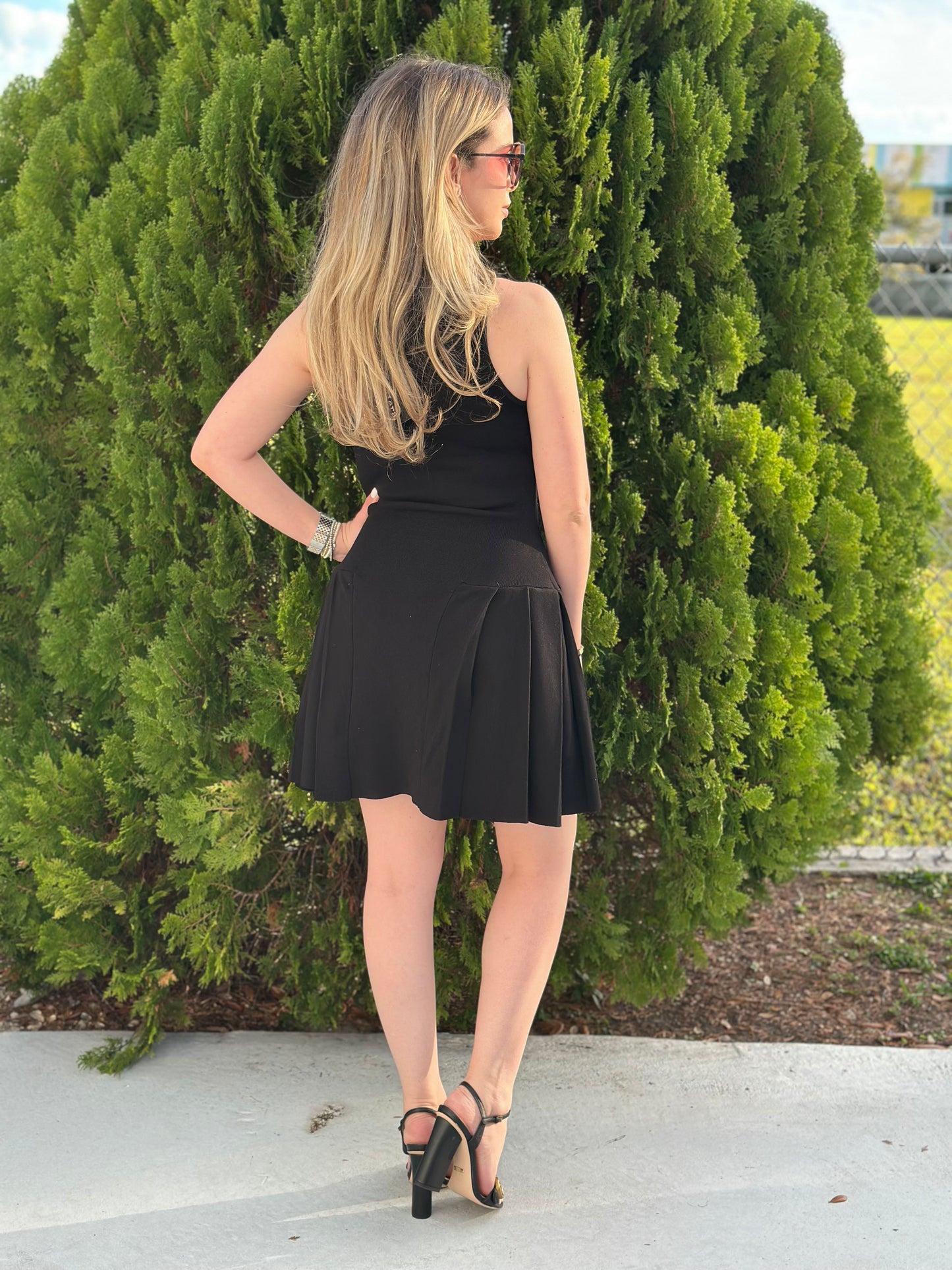Kenia in black dress