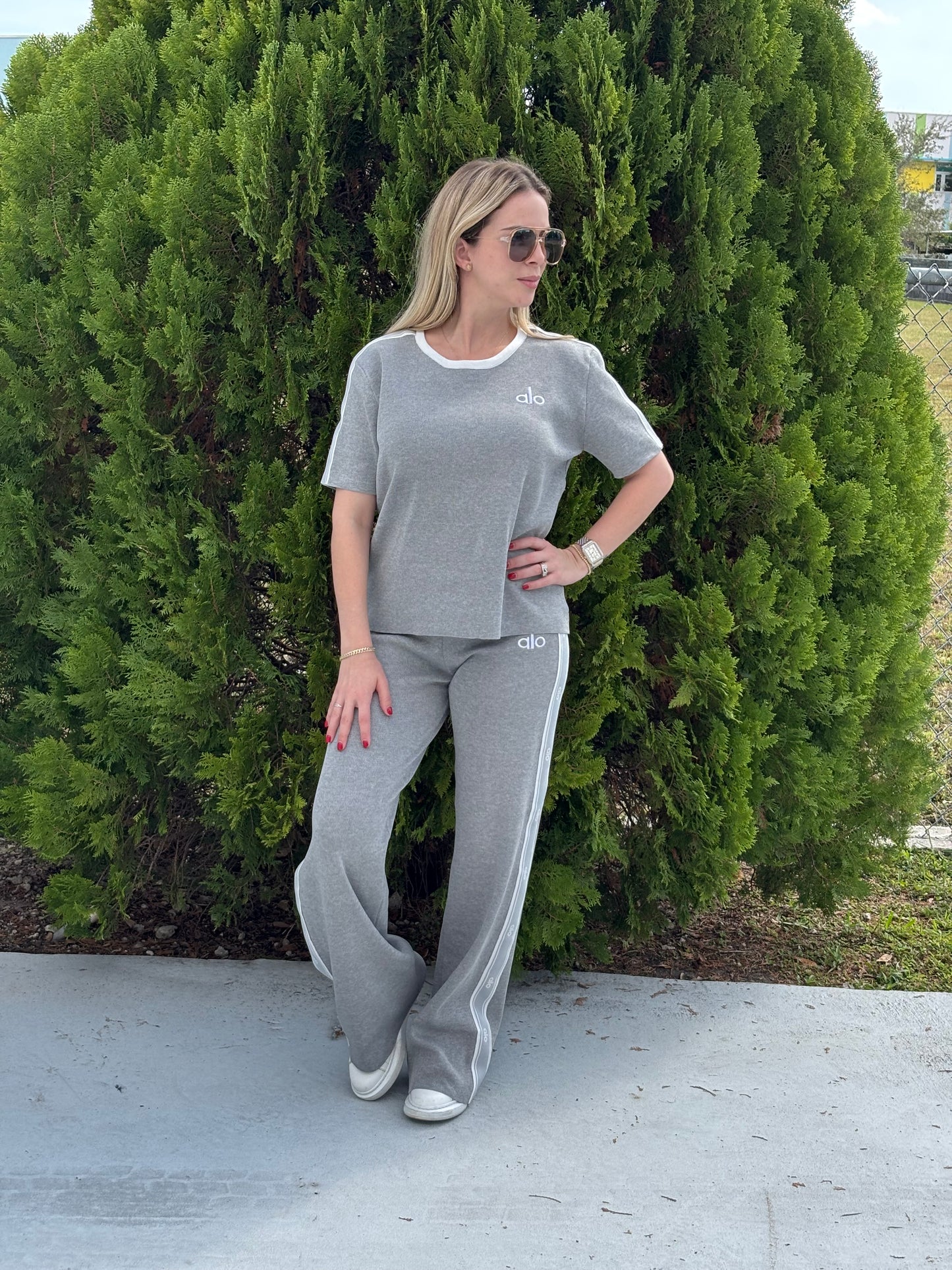 Conjunto deportivo gris