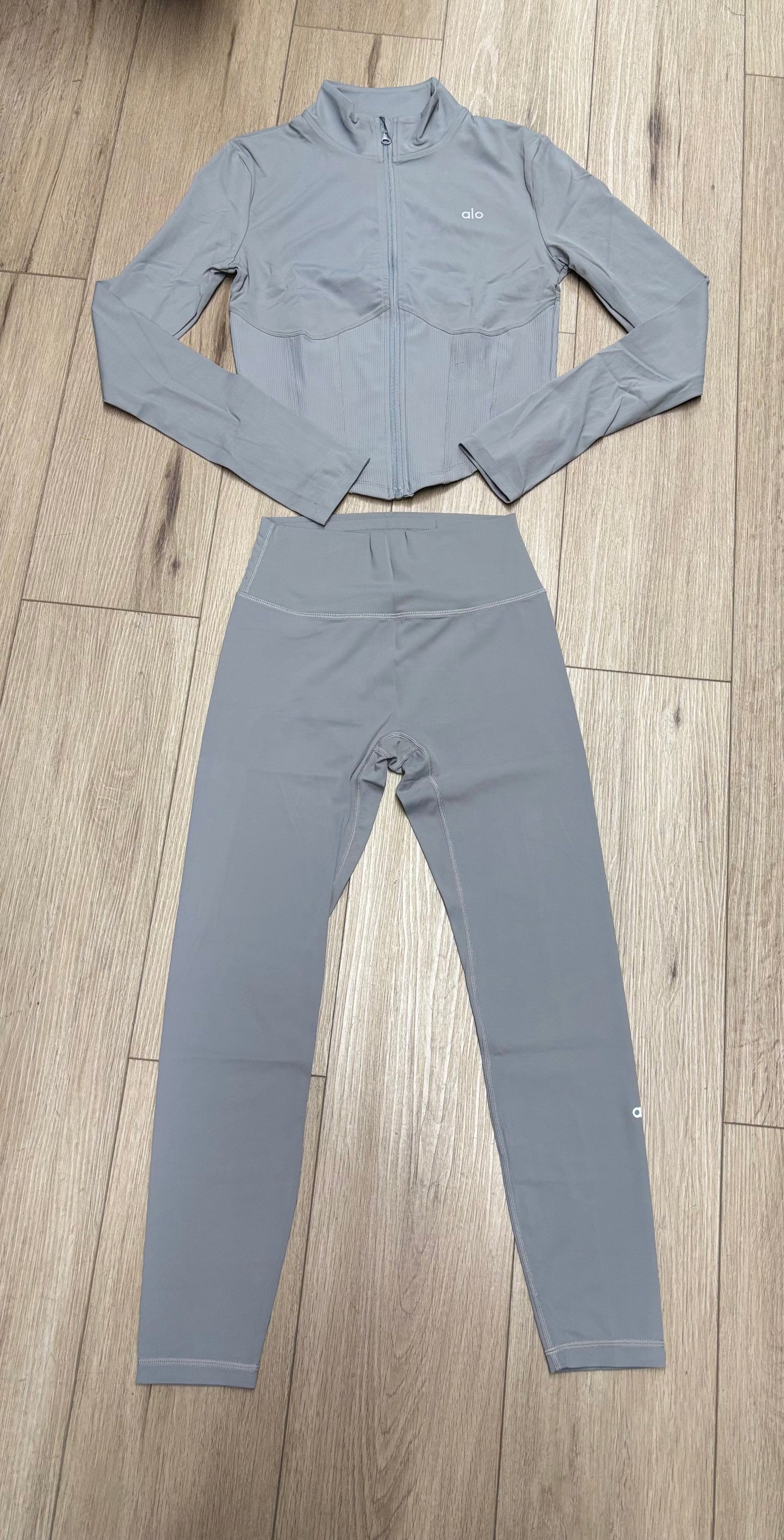 Conjunto deportivo gris