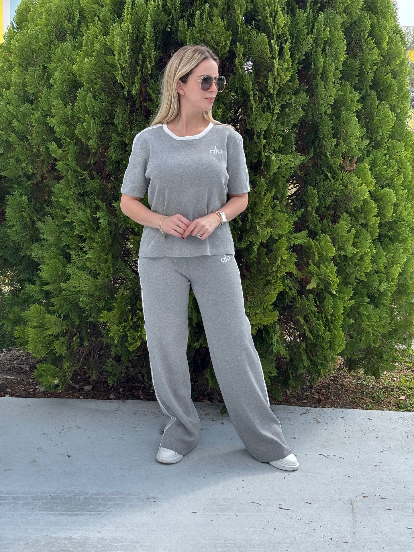 Conjunto deportivo gris