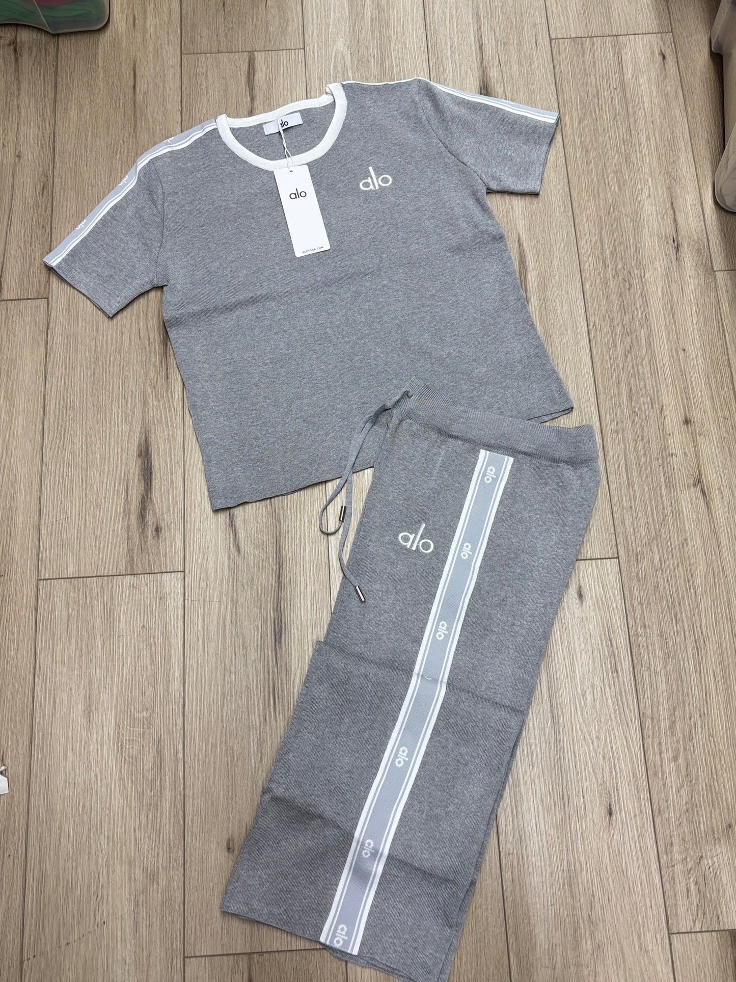 Conjunto deportivo gris