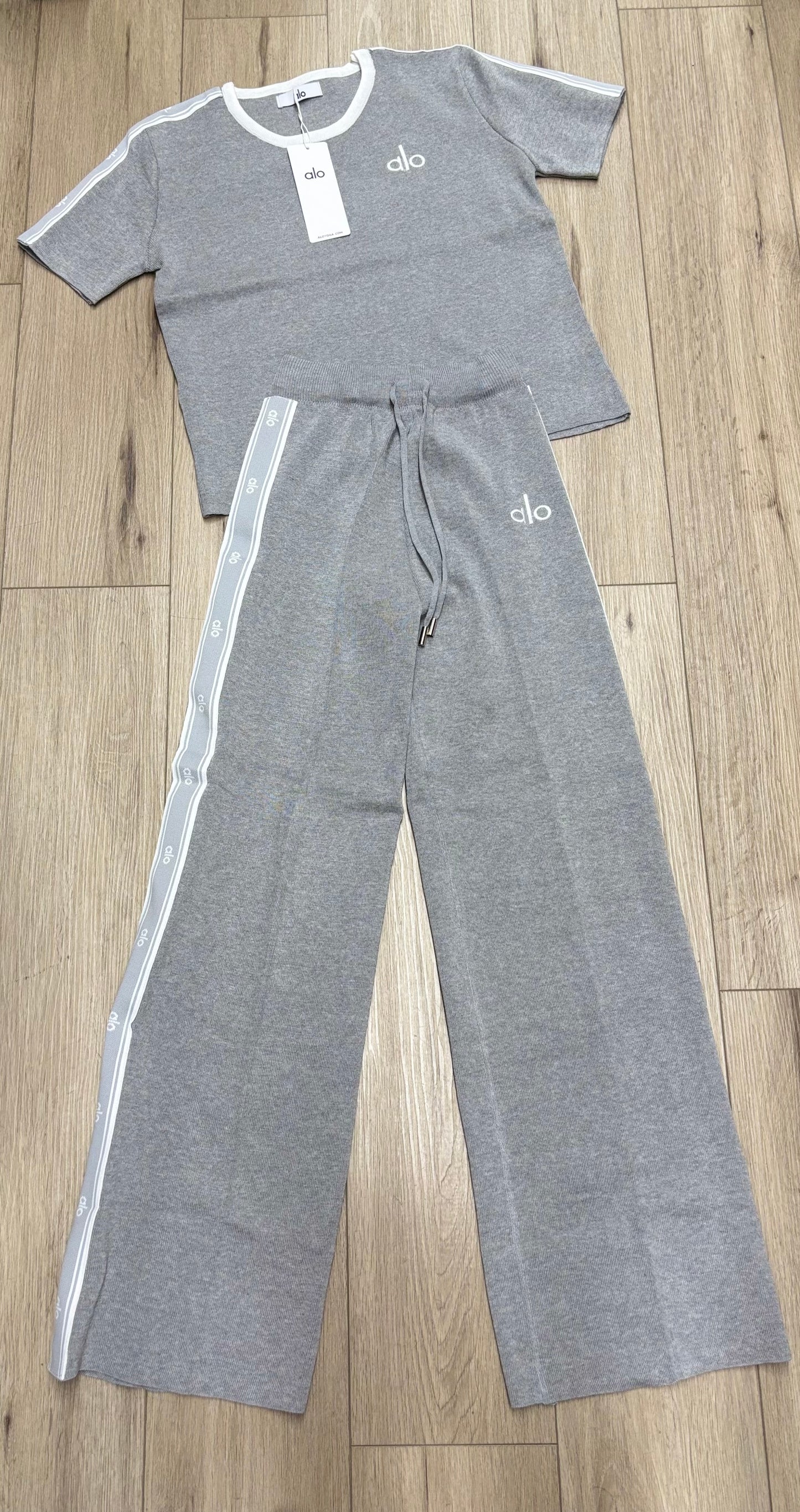 Conjunto deportivo gris
