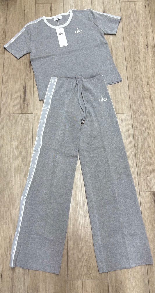 Conjunto deportivo gris
